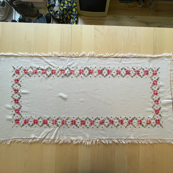 Point de Croix Table Linen Set - Picture 4 of 13